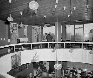856722 Interieur van het Gemeentelijk Bejaardentehuis Overvecht (Vulcanusdreef) te Utrecht: bibliotheek op de gallerij.